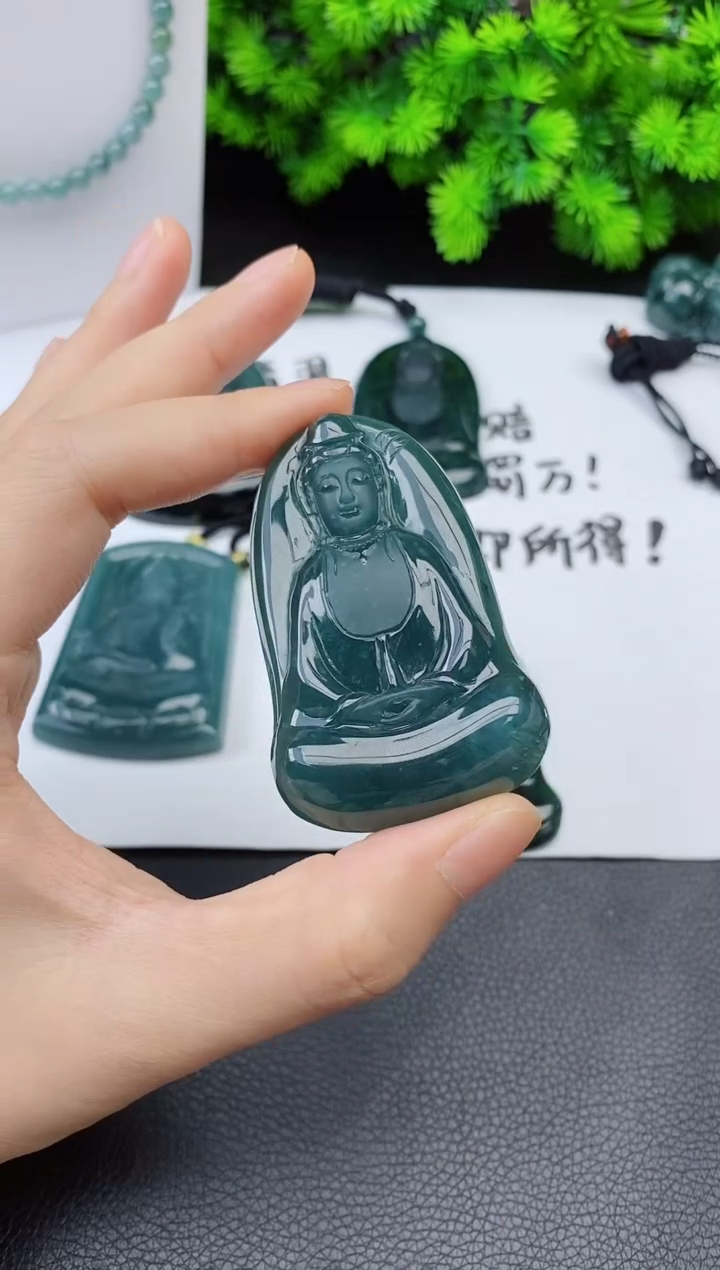 翡翠未镶嵌颈饰 