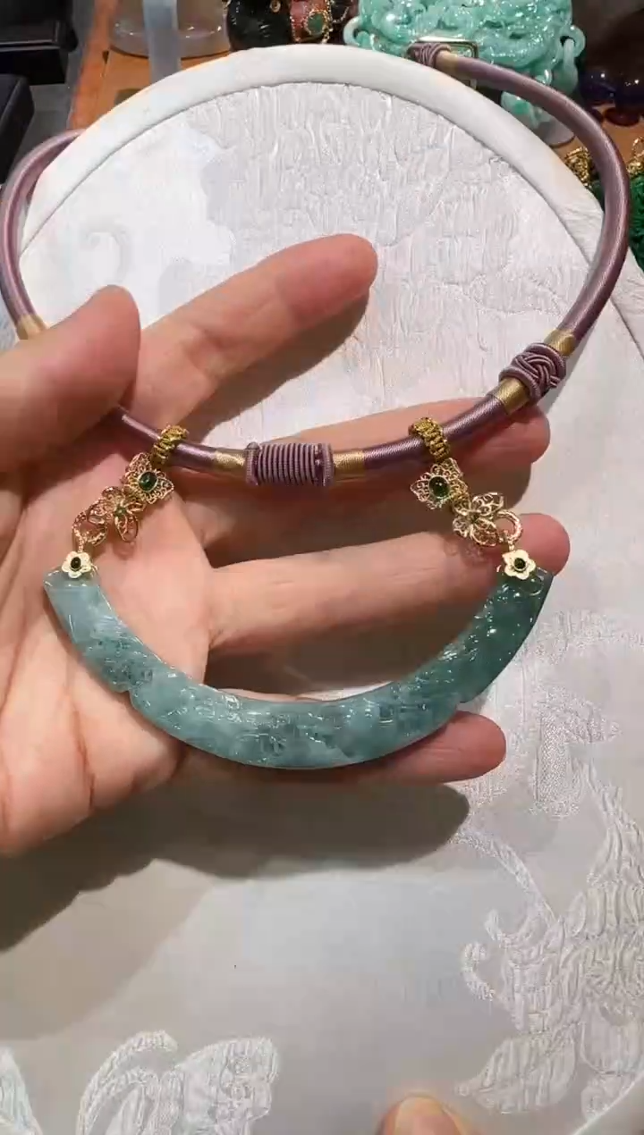 翡翠未镶嵌颈饰国风