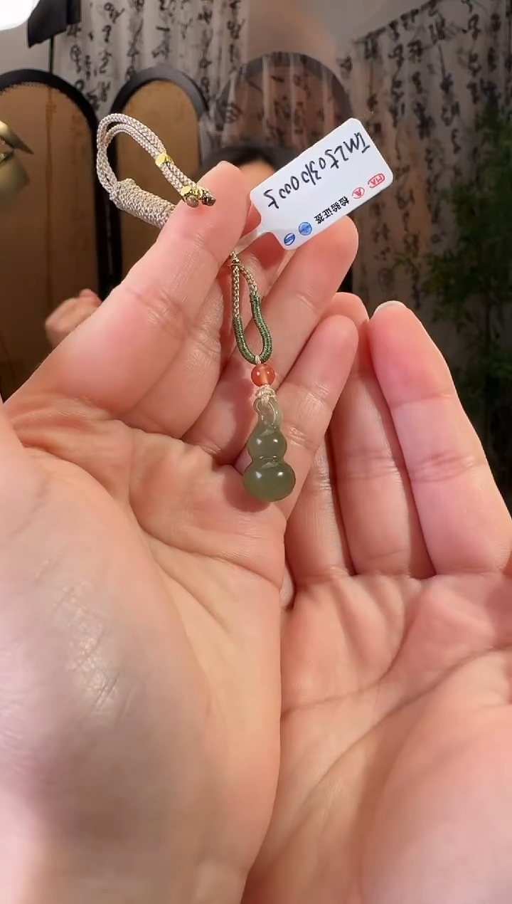 和田玉未镶嵌颈饰葫芦  