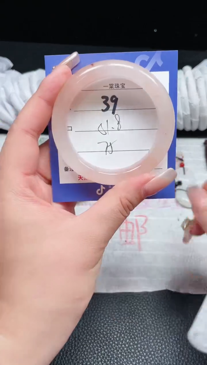 【闪购商品】石英质玉手镯未镶嵌39