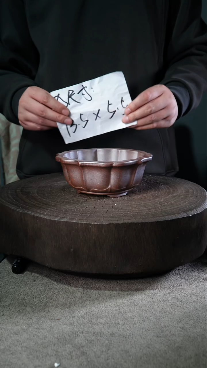 A宜兴紫砂小花盆