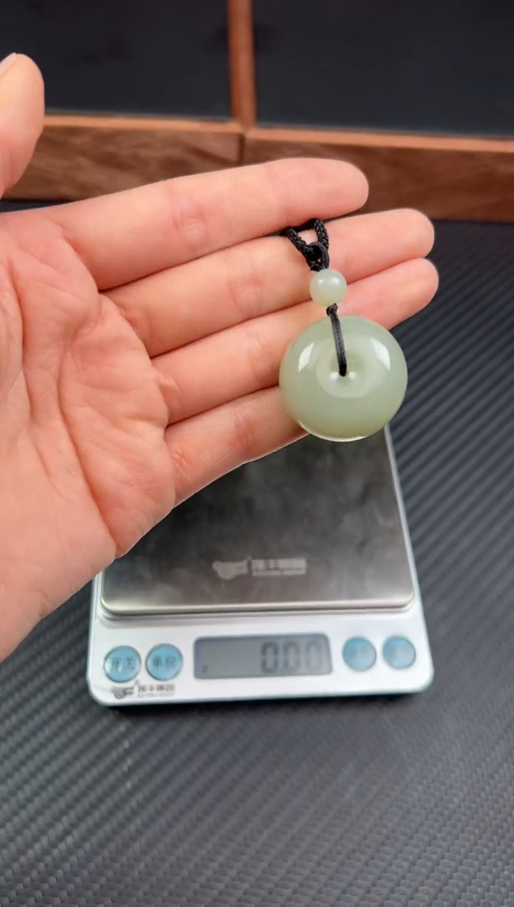 【闪购商品】和田玉吊坠(赠链)未镶嵌且末微色差近矿