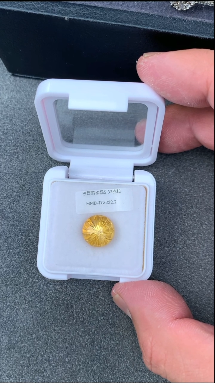 未镶嵌项链水晶5.37克拉