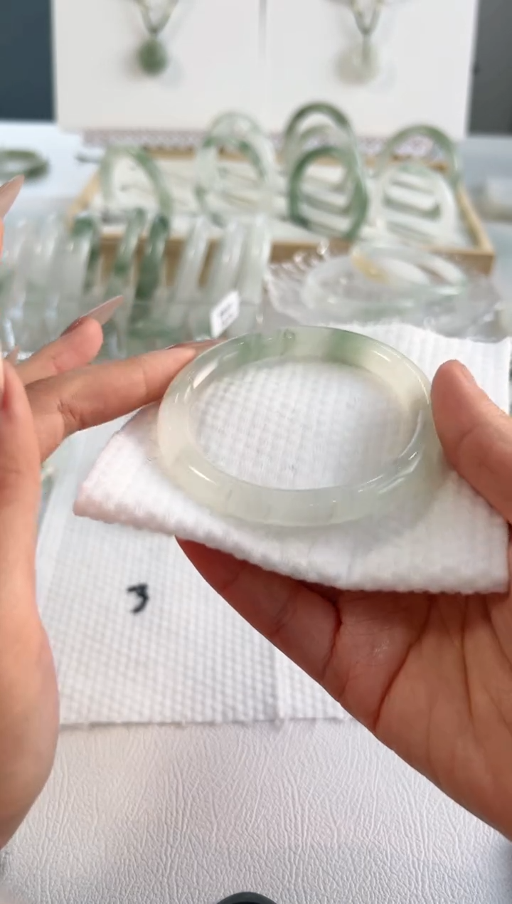 【闪购商品】石英质玉手镯未镶嵌58