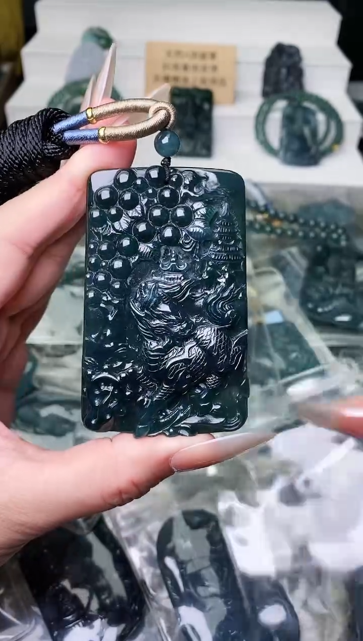 颈饰未镶嵌翡翠 