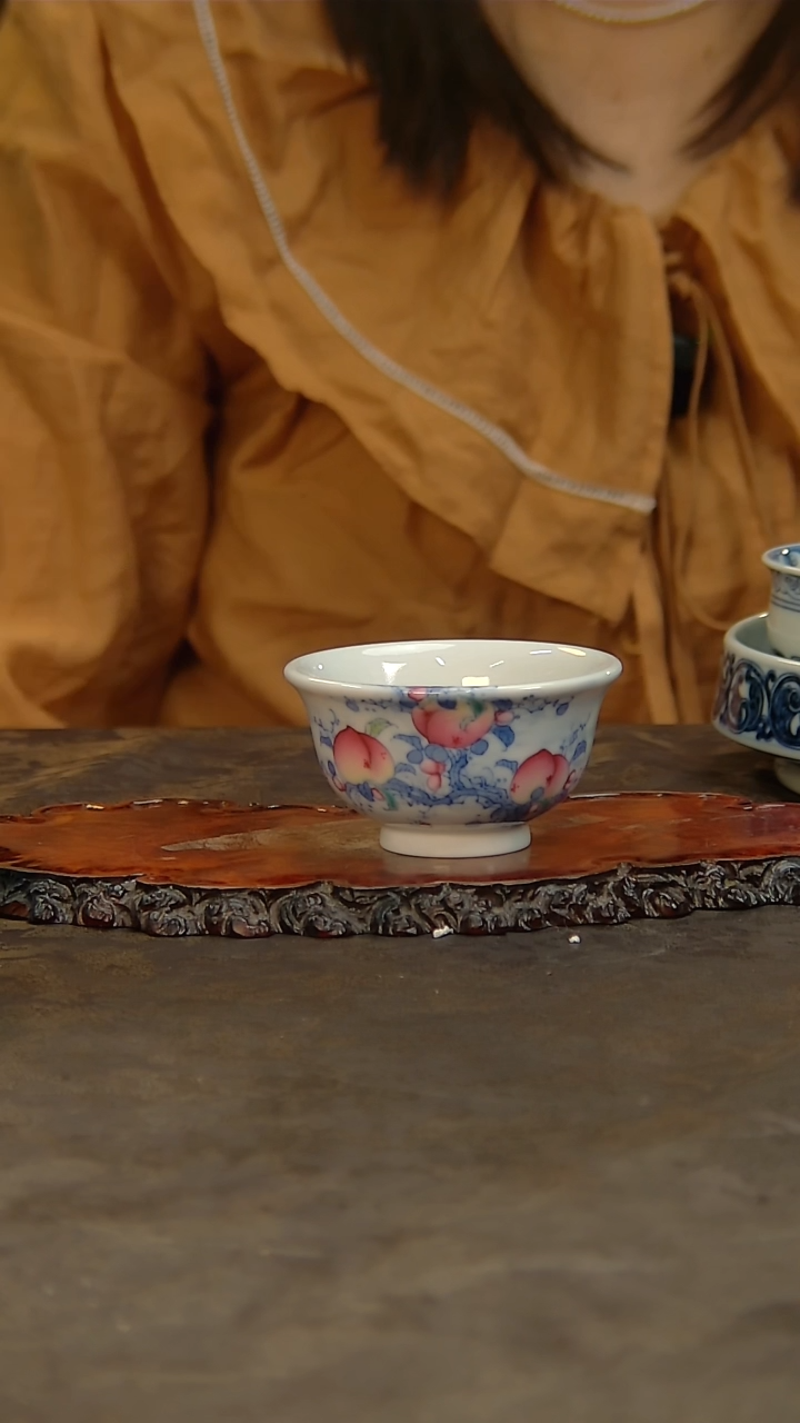 青花手绘桃子主人杯