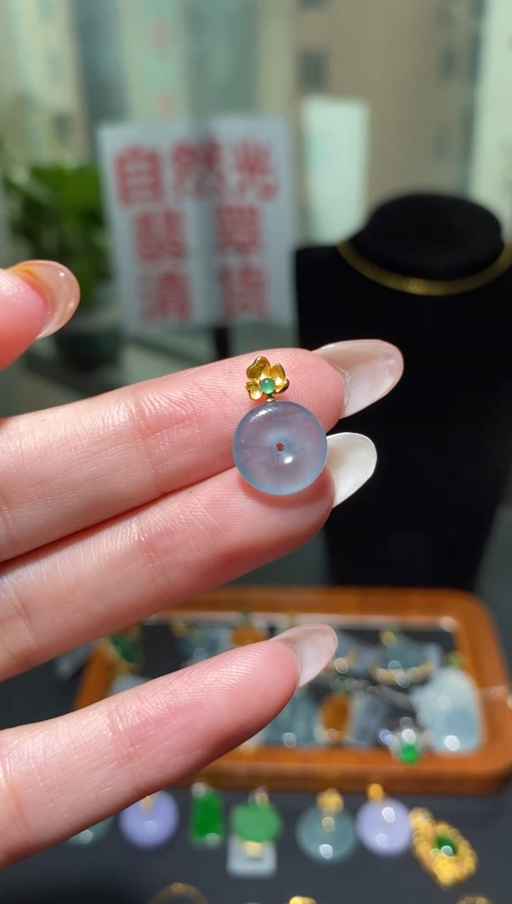 颈饰18K金镶嵌翡翠吊坠