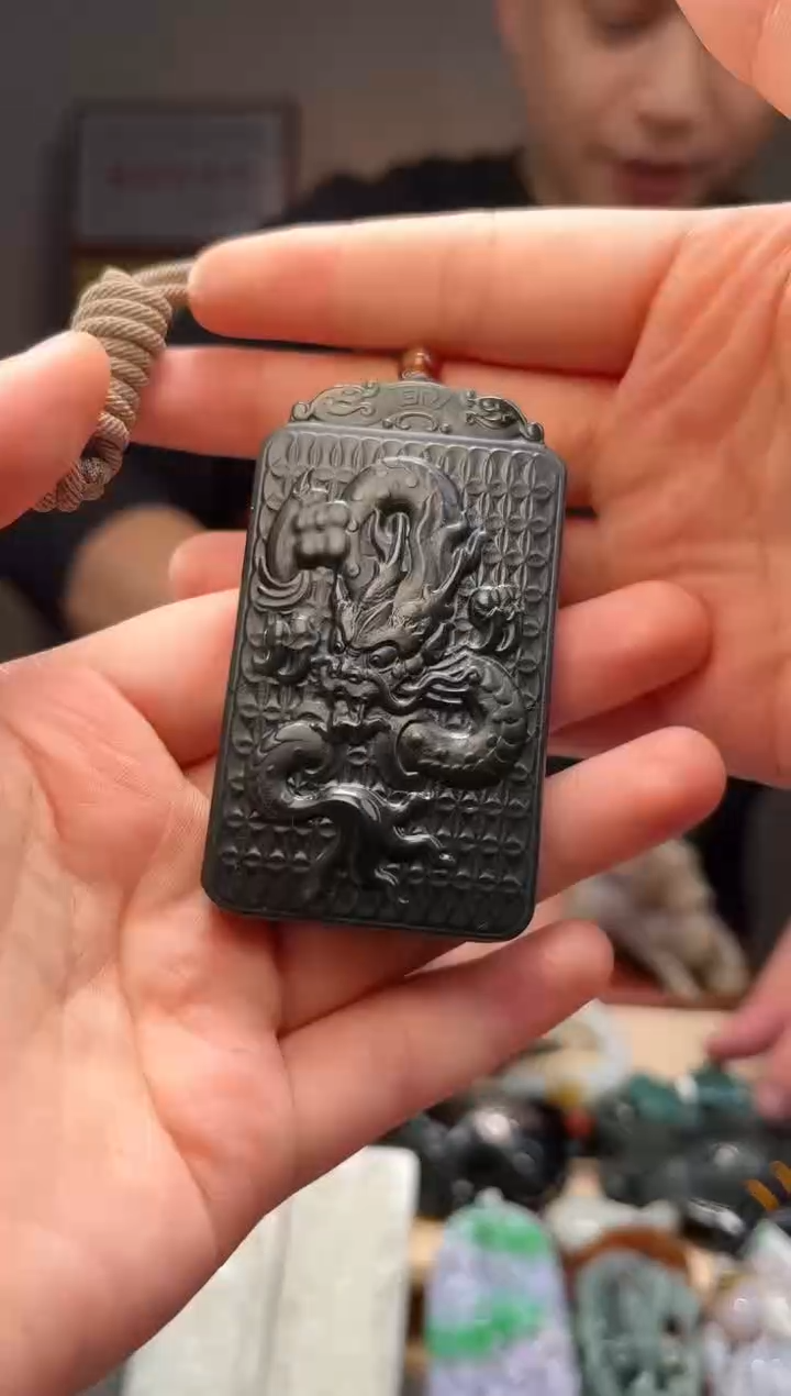 颈饰未镶嵌和田玉吊坠