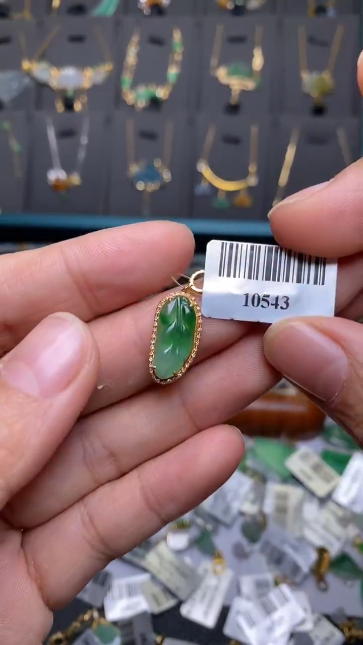 颈饰18K金镶嵌翡翠菠*蜜净货36845