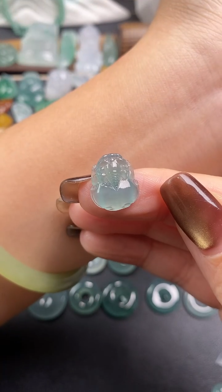 颈饰未镶嵌翡翠小*?貔貅