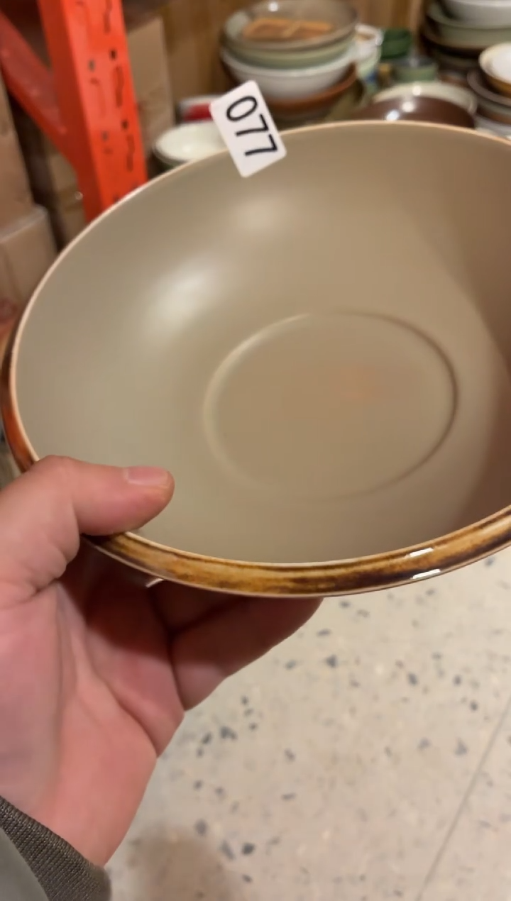 瓷片Q***钎77微瑕外红内黄大碗1个