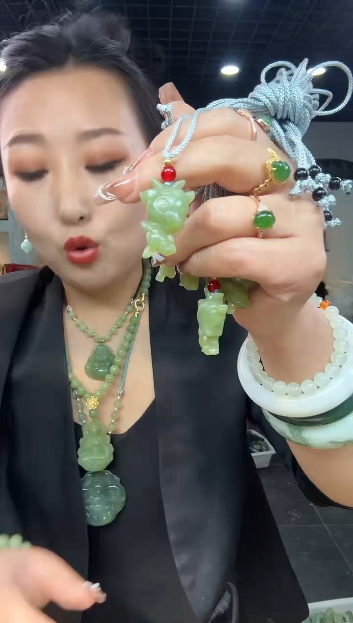 【闪购商品】岫玉颈饰未镶嵌湖水绿生肖【羊】