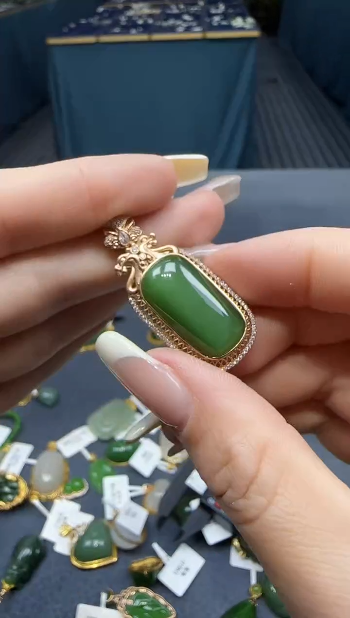 【闪购商品】和田玉挂件18K金镶嵌1