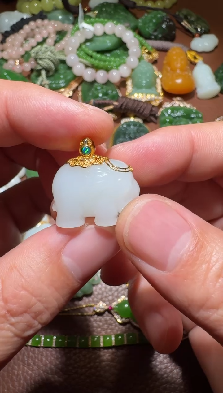 18K金镶嵌和田玉挂件和田玉
