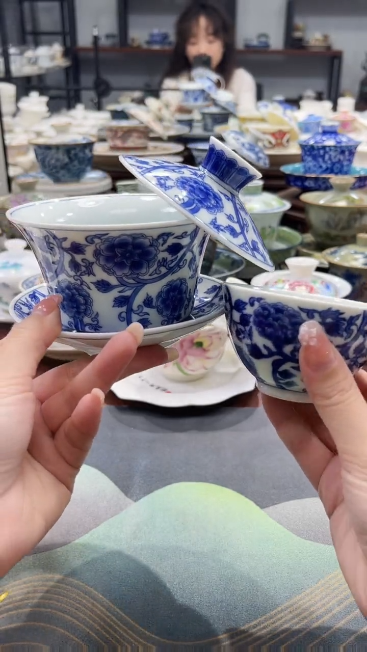 320釉下缠枝莲悬停盖碗2个+2杯
