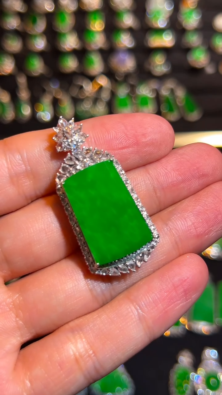 18K金镶嵌挂件翡翠吊坠