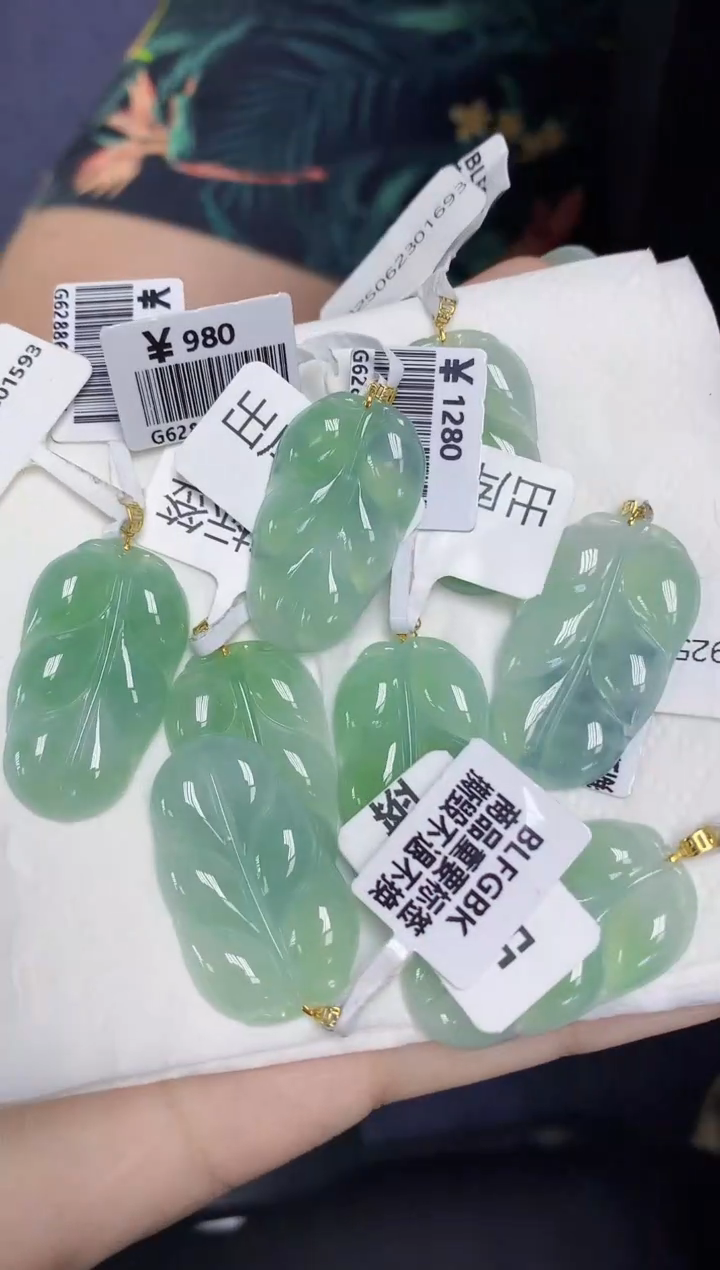 翡翠18K金镶嵌颈饰天然缅甸翡翠A货多样性发其一