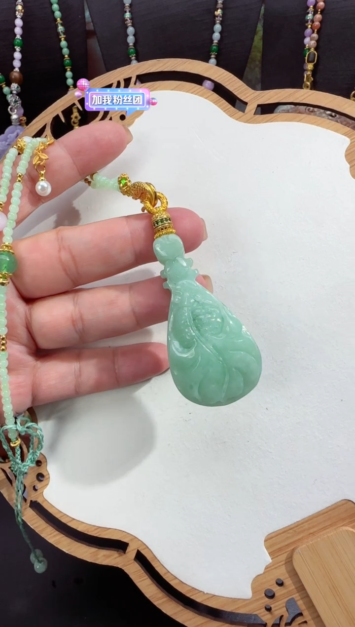 翡翠未镶嵌颈饰拍照