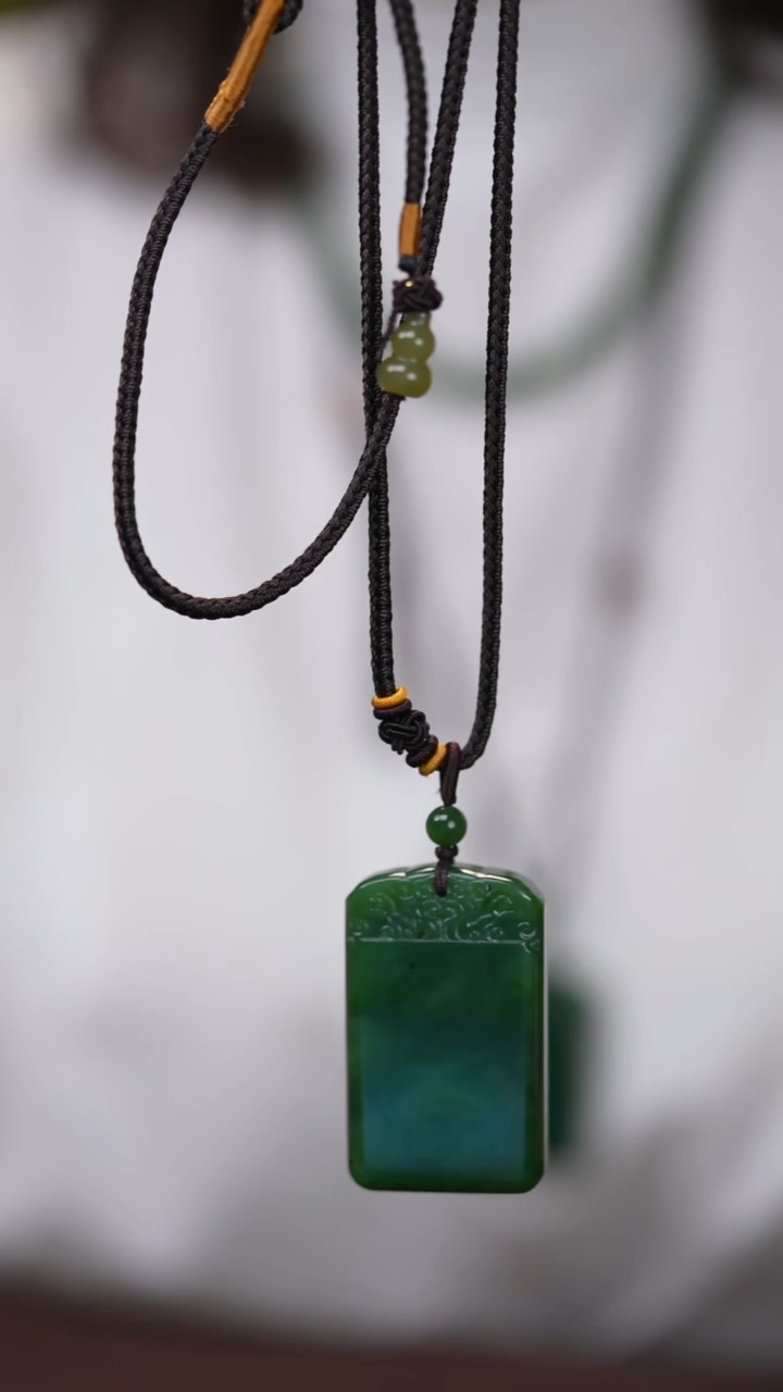 吊坠(赠链)未镶嵌和田玉（碧玉）云纹无事牌（新绳子）