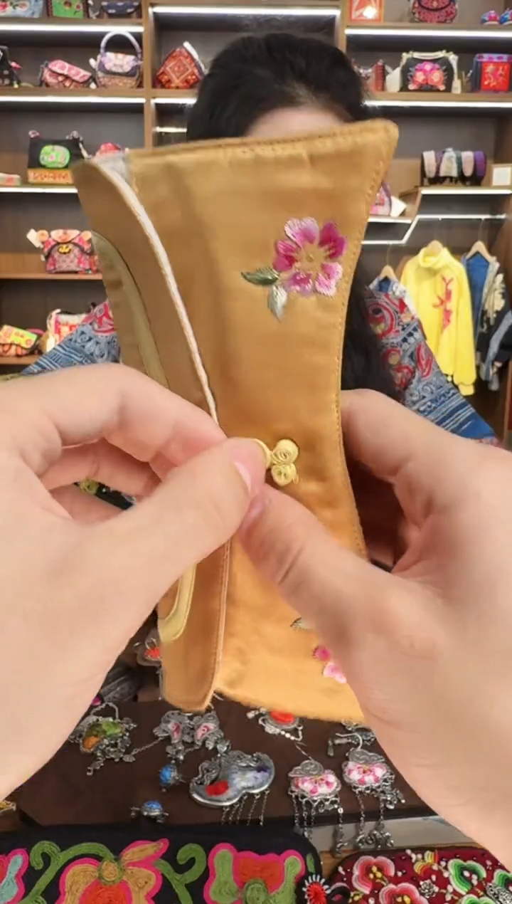 【闪购商品】织绣A11蒙阿苏苗绣传承
