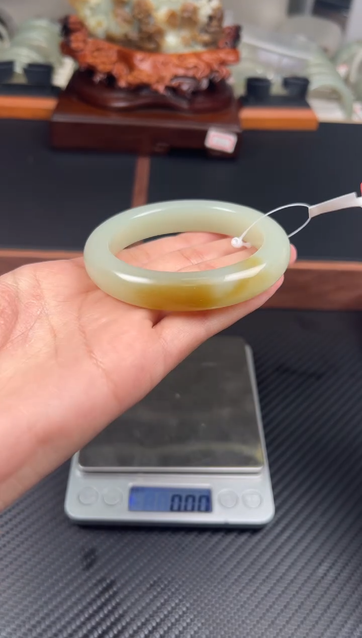 和田玉手镯未镶嵌且末微色差近矿二号矿56