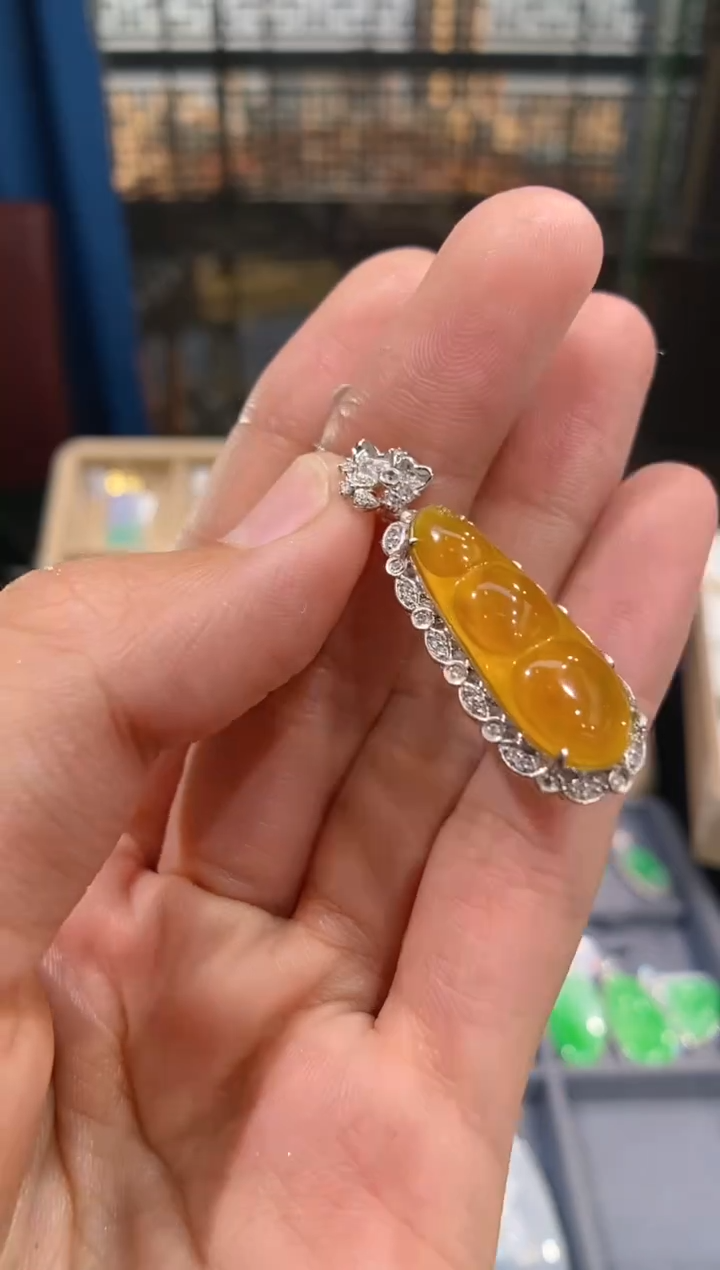 【闪购商品】翡翠吊坠(不含链)18K金镶嵌豆子