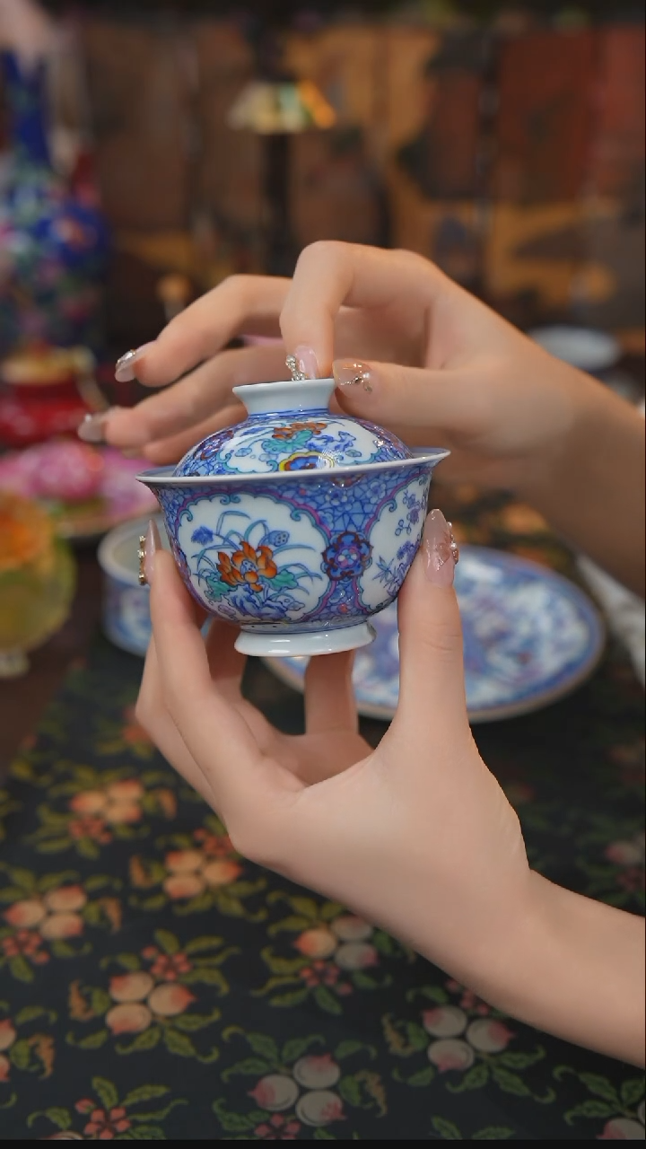 【闪购商品】景德镇手工手绘空山明月斗彩开窗花神盖碗