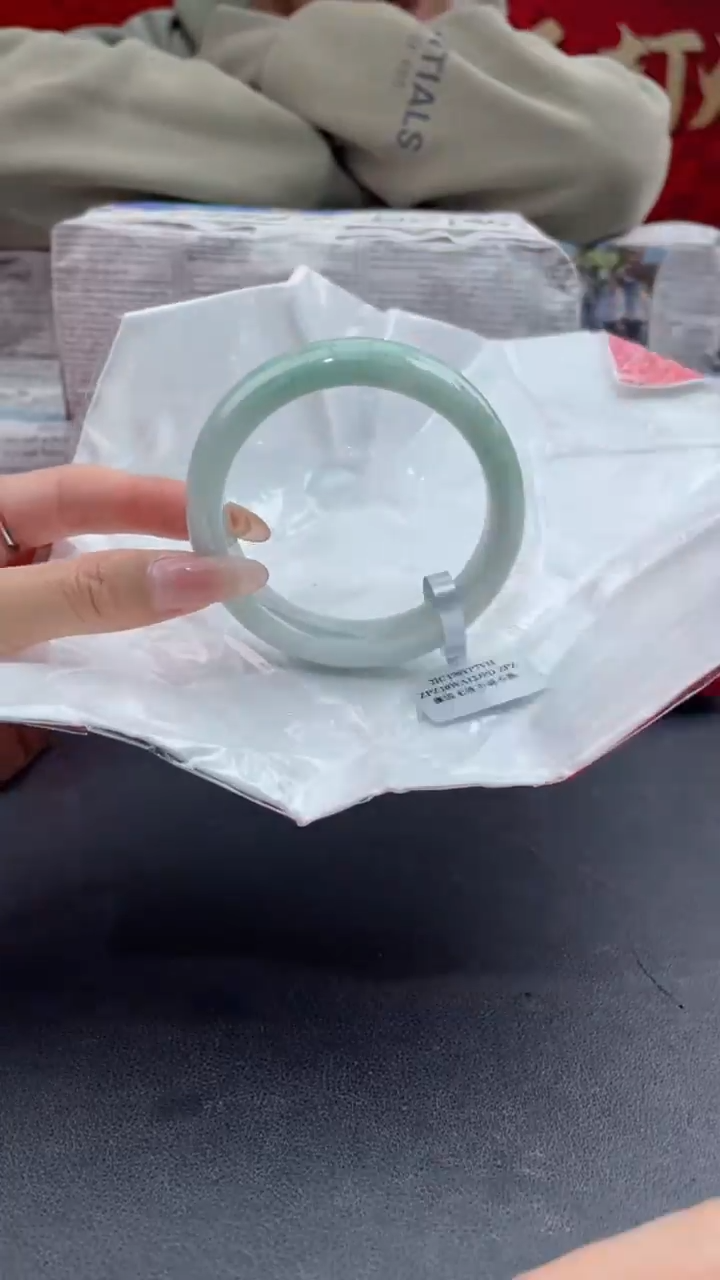 【闪购商品】翡翠手镯未镶嵌1翡翠手镯（微瑕）