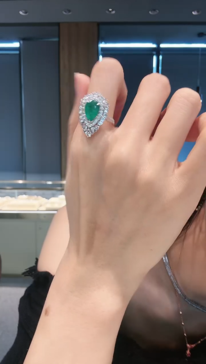 【闪购商品】祖母绿戒指18K金镶嵌水滴