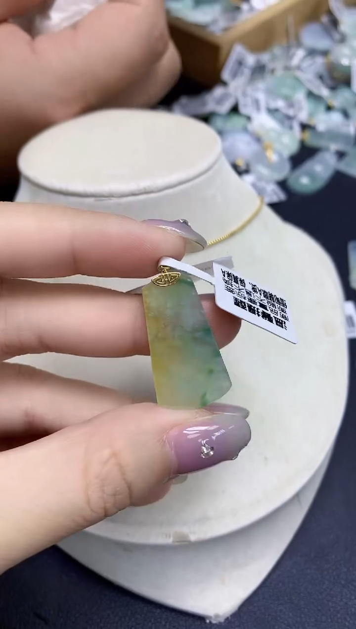 颈饰18K金镶嵌翡翠天然缅甸翡翠A货百元以上9元证书费自理