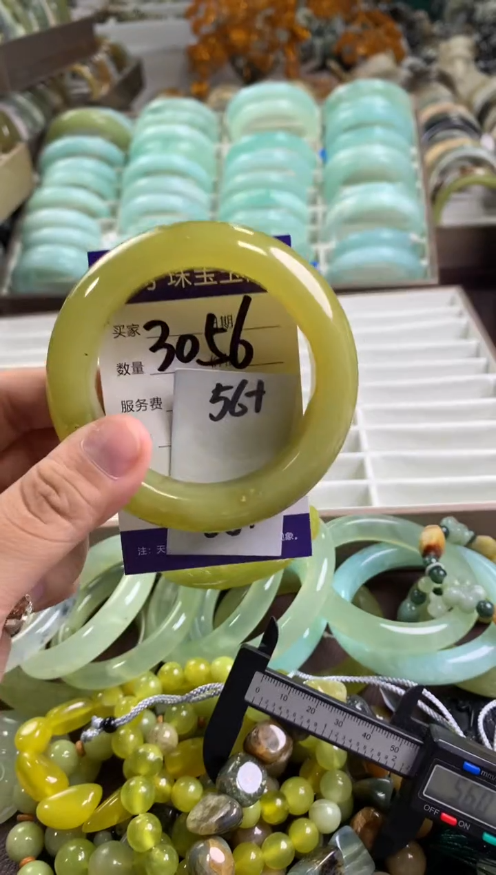 【闪购商品】蛇纹石玉手镯未镶嵌3056