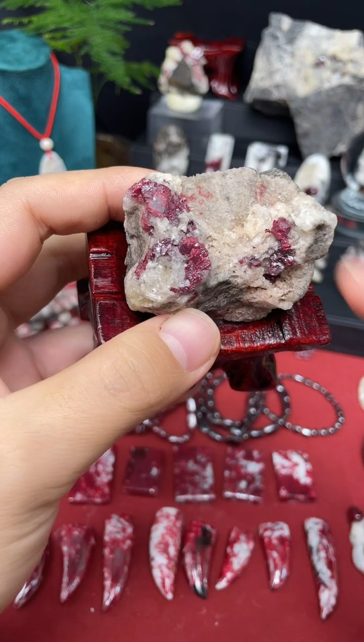 天然辰砂矿标摆件