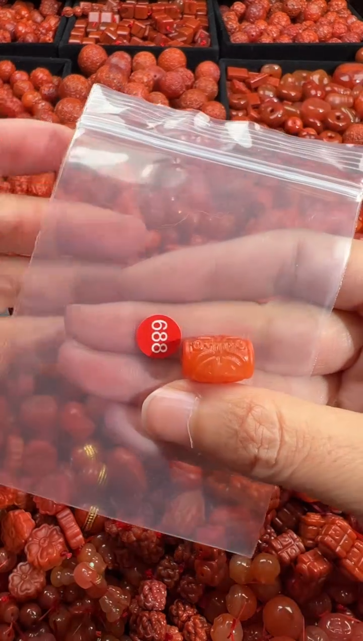 南红玛瑙未镶嵌颈饰1