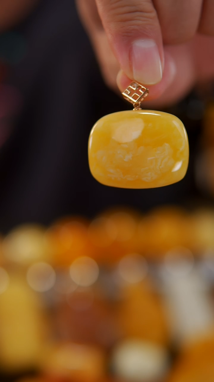 【闪购商品】蜜蜡颈饰18K金镶嵌焦皮料吊坠10.6