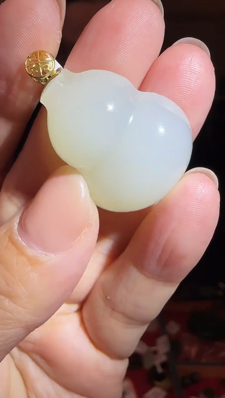 颈饰18K金镶嵌和田玉大葫芦