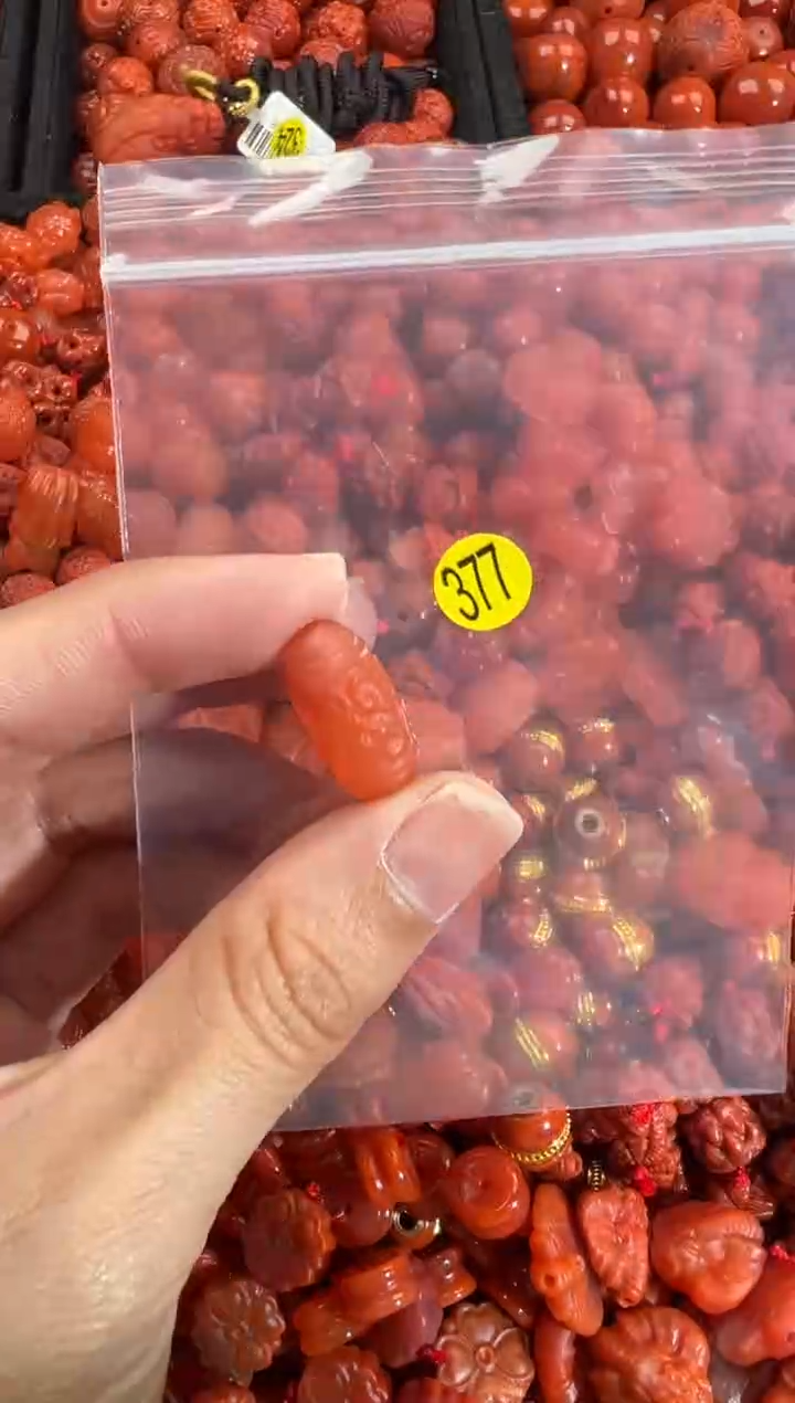 南红玛瑙未镶嵌颈饰1
