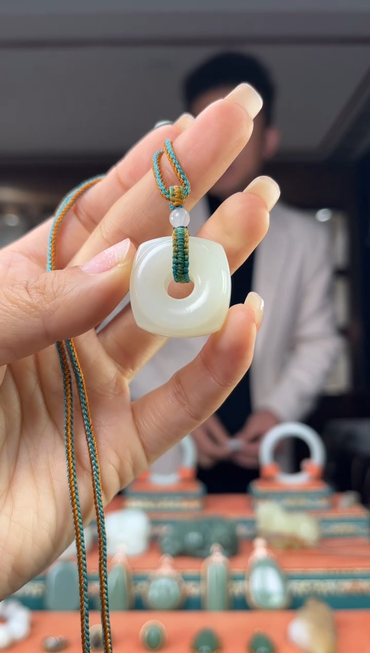 颈饰未镶嵌和田玉佩佩