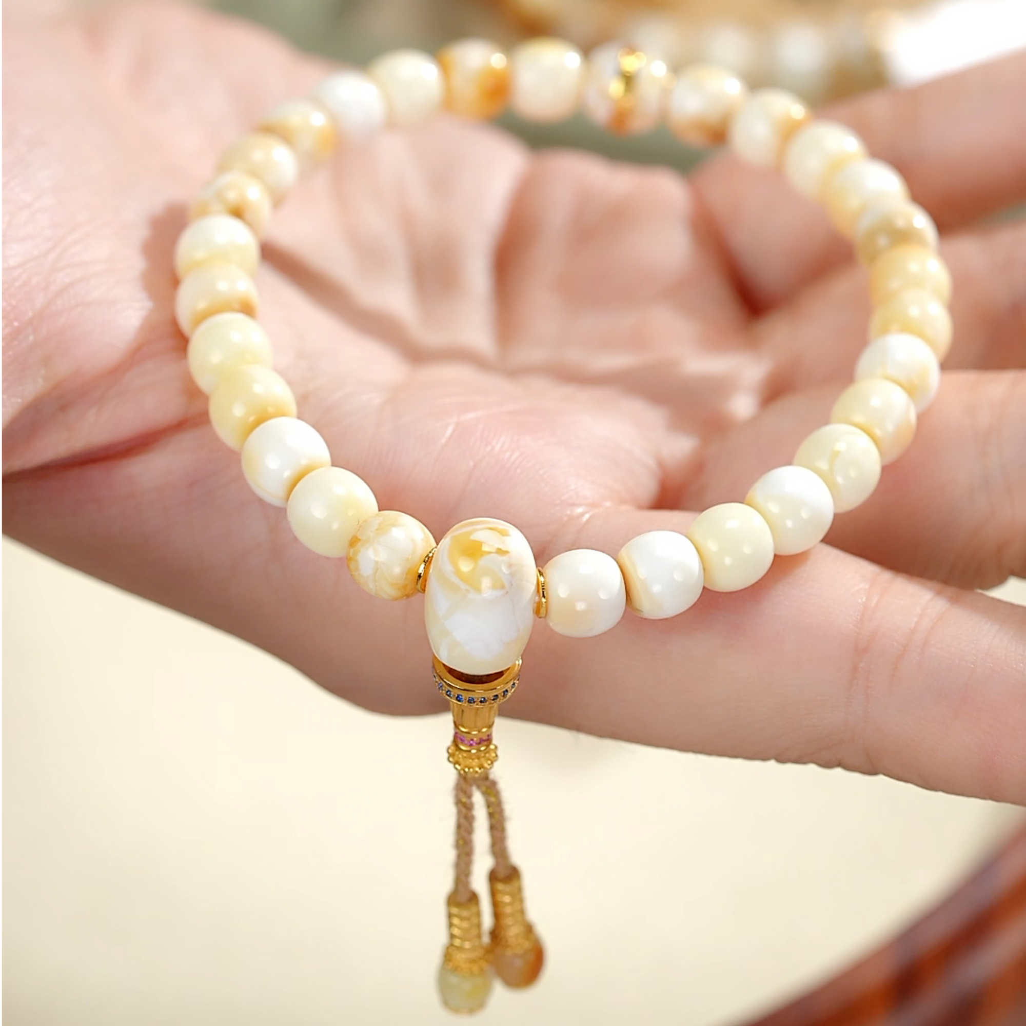 【一物一拍1007】天然沁色白蜡蜜蜡手串K金金塔女款