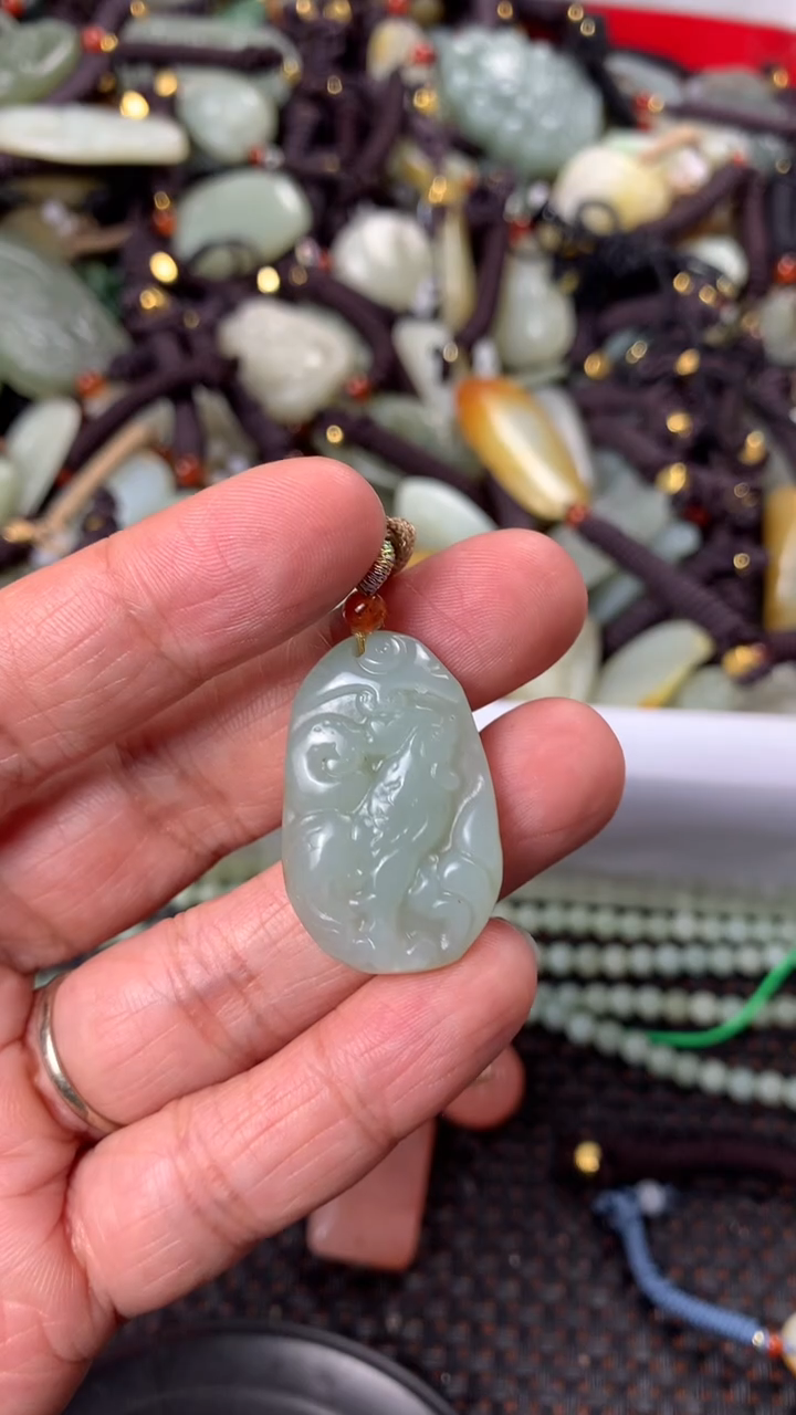 【闪购商品】和田玉颈饰未镶嵌多样性发货没有证书.拍一发一，有瑕