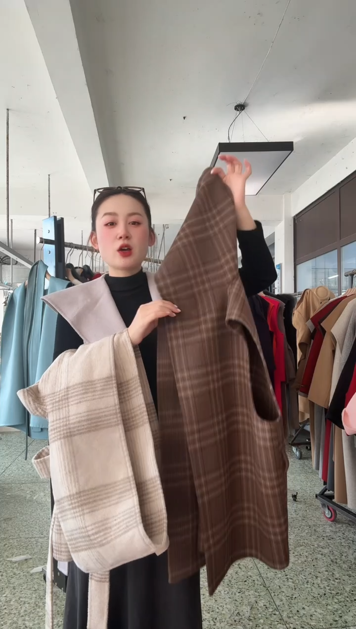 连帽深咖格子马甲没腰带