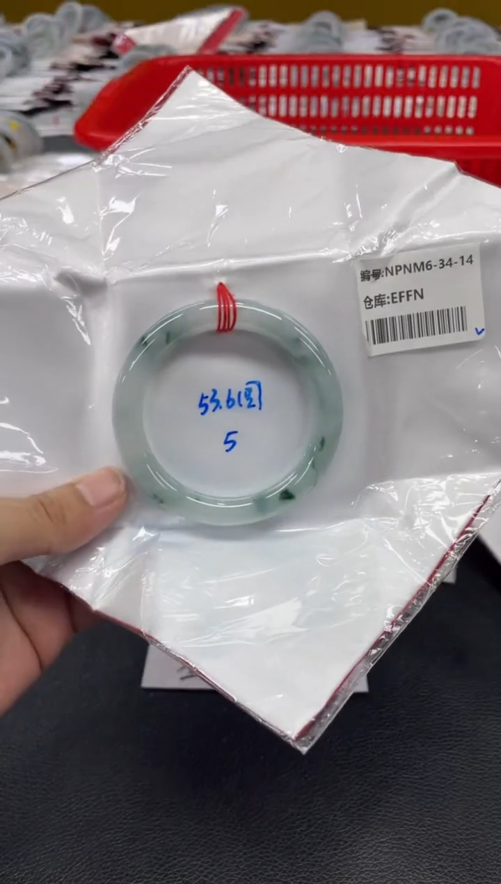 翡翠手镯未镶嵌翡翠手镯