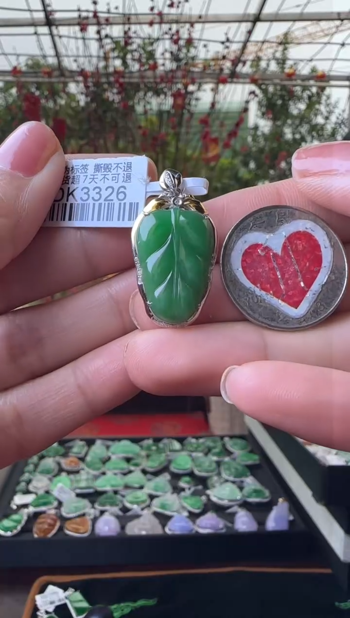 【闪购商品】翡翠颈饰18K金镶嵌DK3326 辣绿叶子