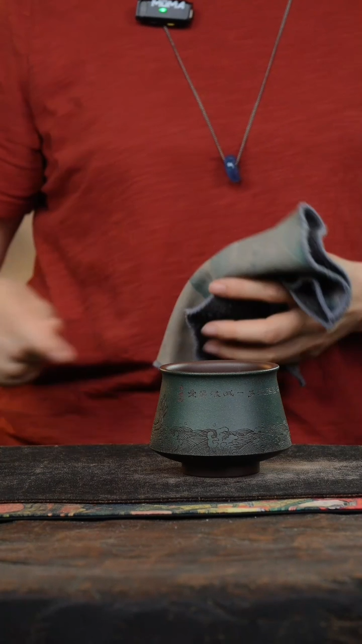 九斋底槽清粉墨绿泥刻绘龙舟紫砂杯