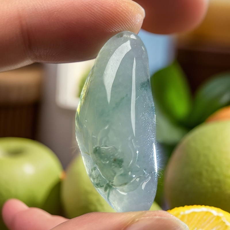 冰种飘花随型吊坠