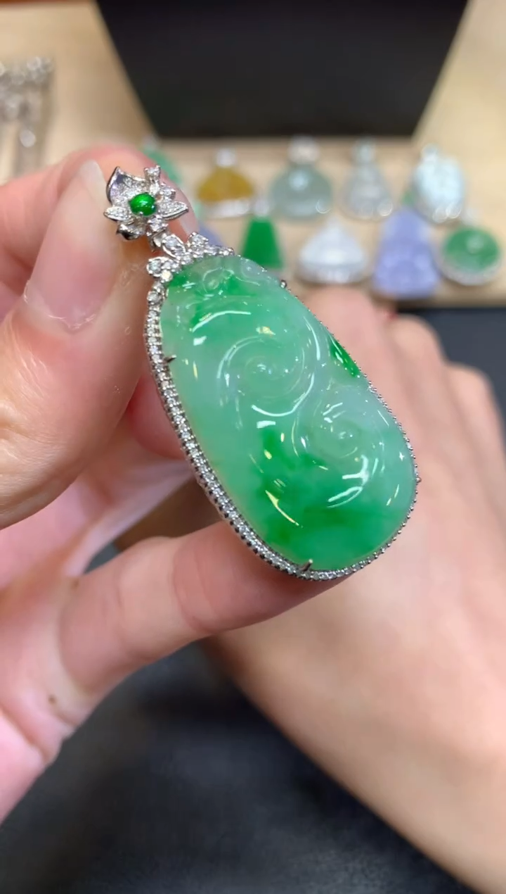 【闪购商品】翡翠颈饰18K金镶嵌如意【无服务费】