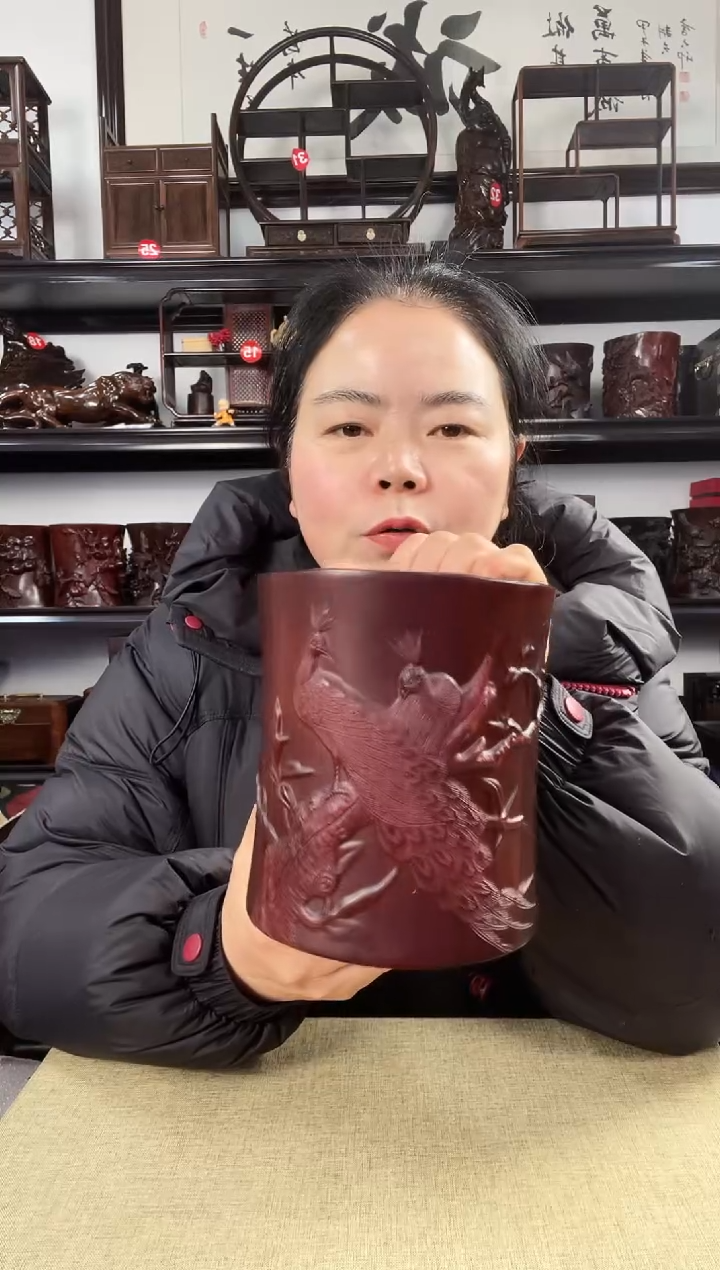 木孔雀笔筒老李红木工艺品