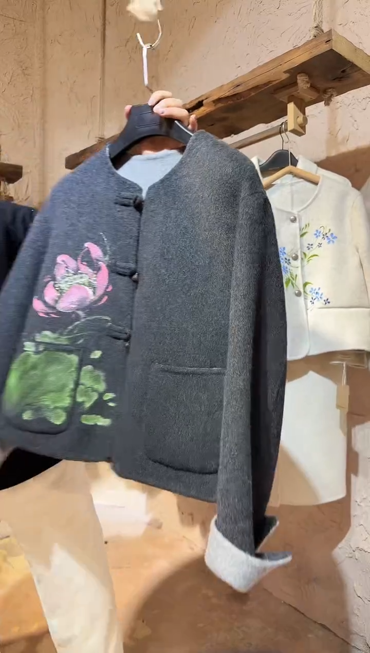 黑色毛呢手绘短款大衣