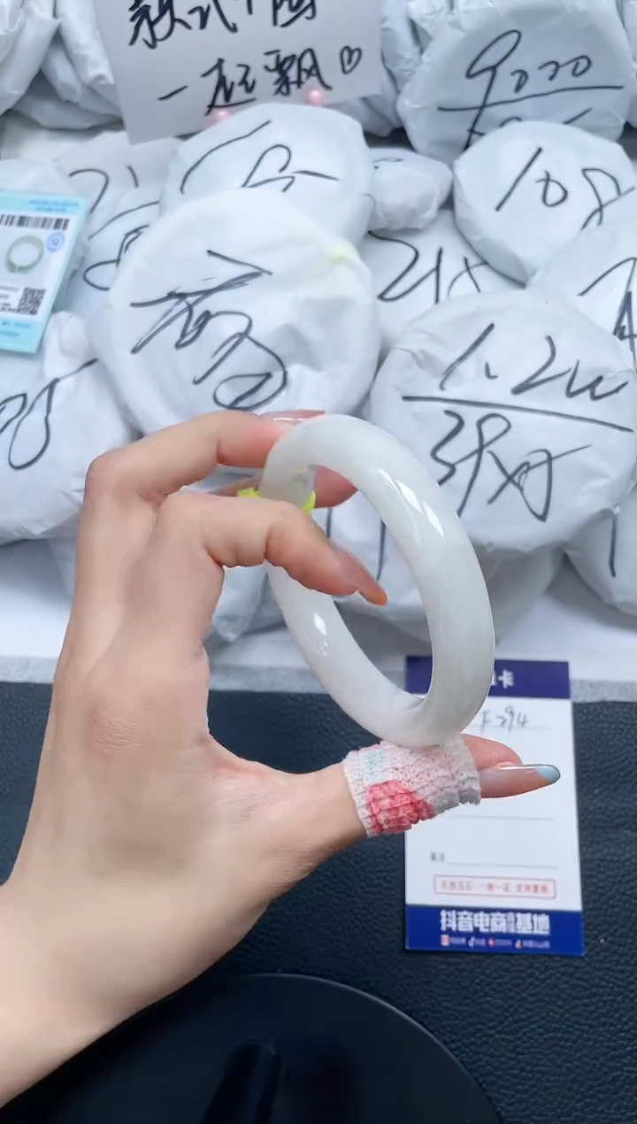 和田玉手镯未镶嵌F294-56.5