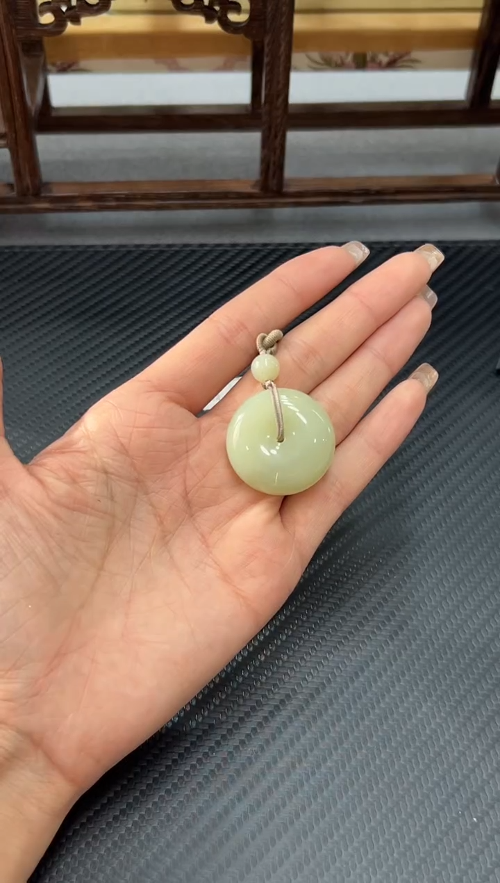 吊坠(赠链)未镶嵌和田玉且末微色差迪克兰二细平安扣（29.7）m