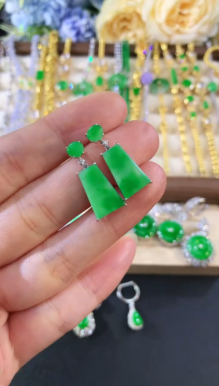 18K金镶嵌翡翠耳饰208|8400